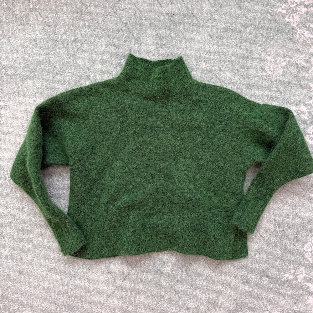Alpaca Wool + Wool blended crop sweater